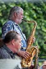 Saxofon. Jesper Thilo er for længst en af de legendariske kunstnere i dansk jazzliv. Her spiller han med Niels Jørgen Steens A-team i Kongens Have ved jazzfestivalen sidste år.
