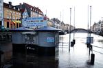 Vådt. Vandstanden i Nyhavn i København er steget voldsomt efter søndagens storm. 