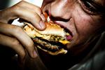 USUNDT. Fastfood er et væsentligt bidrag til svær overvægt blandt børn og unge, mener læge Bente Klarlund. (Arkivfoto)