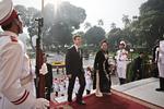 samarbejde. Selv om Danmark fra 2015 ikke længere giver bistand til Vietnam skal vore to lande fortsat samarbejde. I dag har Danmark og Vietnam indgået en strategisk samarbejdsaftale indenfor klima, grøn vækst og vedvarende energi. Her er den danske kronprins Frederik på vej ind til besøg hos Vietnams viceministerpræsident, Nguyen Thi Doan tidligere i dag. 