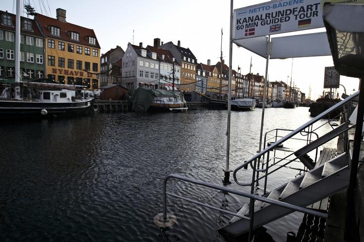 Oversvømmet. Dette billede er taget tidligt om morgenen i Nyhavn. Få timer efter var vandstanden blevet meget højere og toppede omkring klokken 11. 