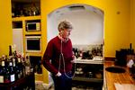 Overskud. I Jan Fogs strandvejsvilla løber han ikke lige tør for kvadratmeter, kostbare dråber eller opkald på mobilen, som ringer hvert femte minut. Formidling af hushandler har gjort Fog til en af landets rigeste. 