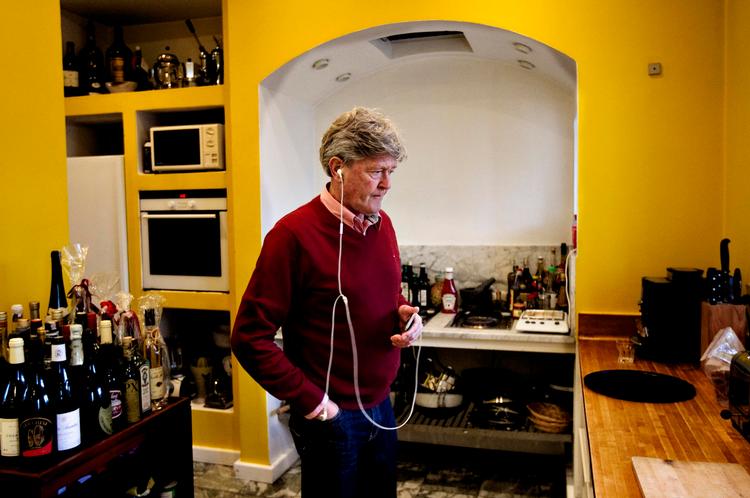 Overskud. I Jan Fogs strandvejsvilla løber han ikke lige tør for kvadratmeter, kostbare dråber eller opkald på mobilen, som ringer hvert femte minut. Formidling af hushandler har gjort Fog til en af landets rigeste. 