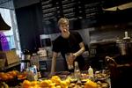 Lønforhøjelse. De ansatte på Joe &amp; The Juice kan se frem til 12 kroner mere i timen. 