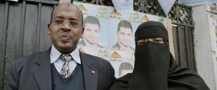 STOLTE. For første gang i deres liv prøver 44-årige Magdi Mohammed Abdullah (tv) og 40-årige Maha Abdullah at stemme ved et frit valg. 