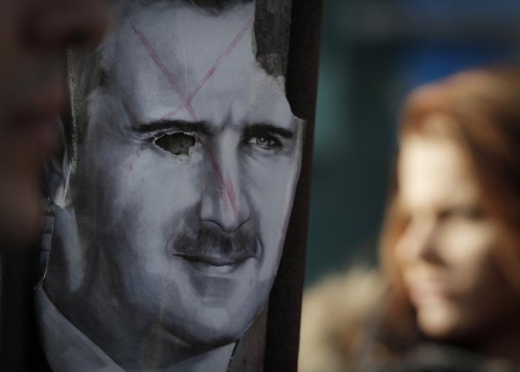 Brutal. Bashar al-Assad er en forhadt mad. Her har et billede af ham fået en ukærlig behandling under en demonstration blandt syriske flygtninge i Bulgariens hovedstad, Sofia. 