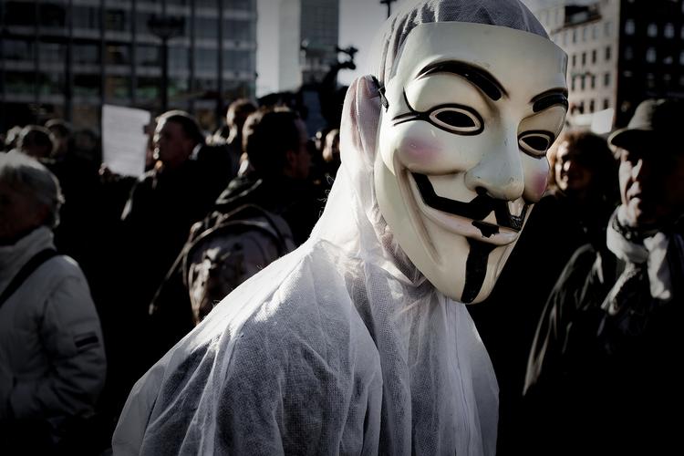 symbol. Denne maske bliver båret af demonstranter fra Occupy-bevægelsen verden over som her i Danmark (billedet). Dens opfinder, Alan Moore, er glad for, at hans knap 30 år gamle kreation er blevet et fredeligt symbol på politisk aktivisme. 