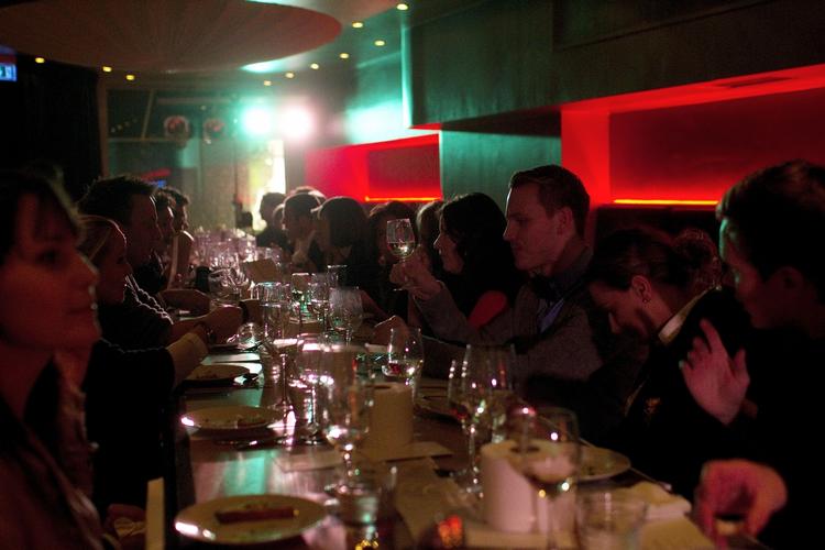 Madoplevelse. Gæsterne til guerilla dining snakkede så meget og så højt, at det var svært at høre den specialkomponerede musik under maden. 