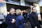 Valgkamp. På valgdagen mødte SF-kandidater med Villy Søvndal i spidsen vælgere på Nørreport Station i København. Da var det stadig planen, at der skulle færre mønter i billetautomaten, hvis SF kom til magten. 