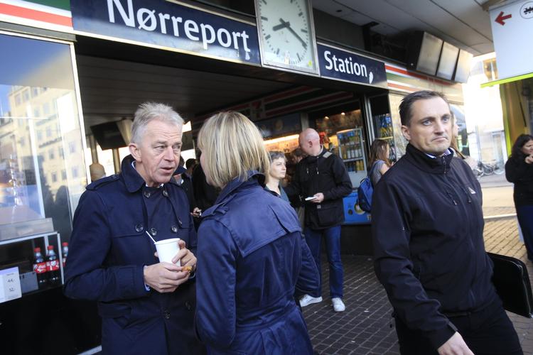Valgkamp. På valgdagen mødte SF-kandidater med Villy Søvndal i spidsen vælgere på Nørreport Station i København. Da var det stadig planen, at der skulle færre mønter i billetautomaten, hvis SF kom til magten. 