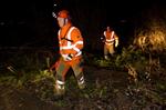 Stormtravlt. Falckmedarbejdere fik arbejde for hånden under søndagens storm. 1020 skadesanmeldelser blev det til, oplyser Falck. Her evakuerer Falck-arbejdere passagerer fra et S-tog, der var uden strøm pga. stormen. 