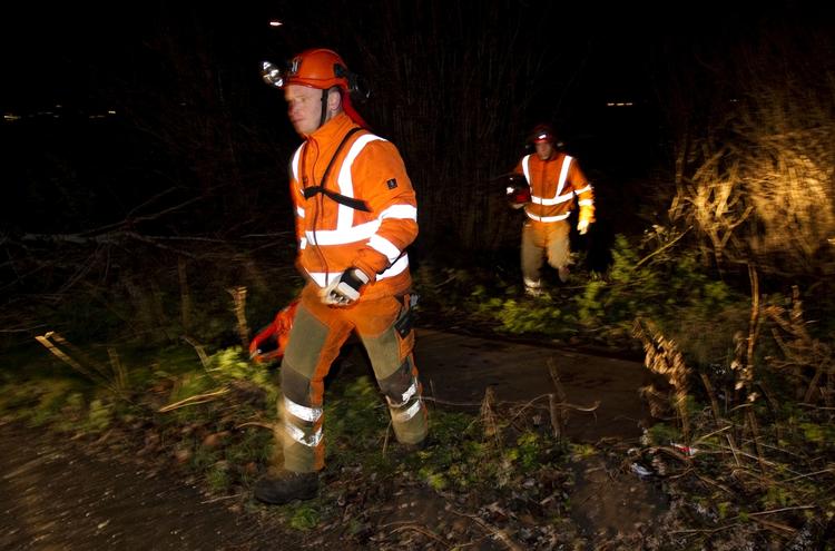 Stormtravlt. Falckmedarbejdere fik arbejde for hånden under søndagens storm. 1020 skadesanmeldelser blev det til, oplyser Falck. Her evakuerer Falck-arbejdere passagerer fra et S-tog, der var uden strøm pga. stormen. 