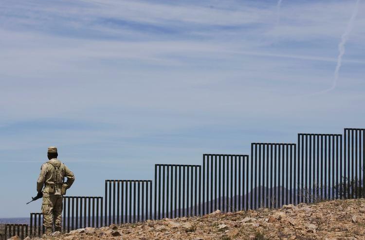 Lukket. Grænsehegnet mellem USA og Mexico strækker sig over omkring 1000 kilometer. 