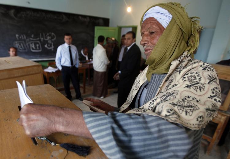 Stemmesluger. En ældre egyptisk herre afgiver sin stemme ved valget. 
