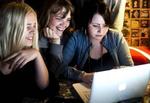 Socialt. Vi deler artikler på Facebook for at glæde andre eller pleje vores netværk. 