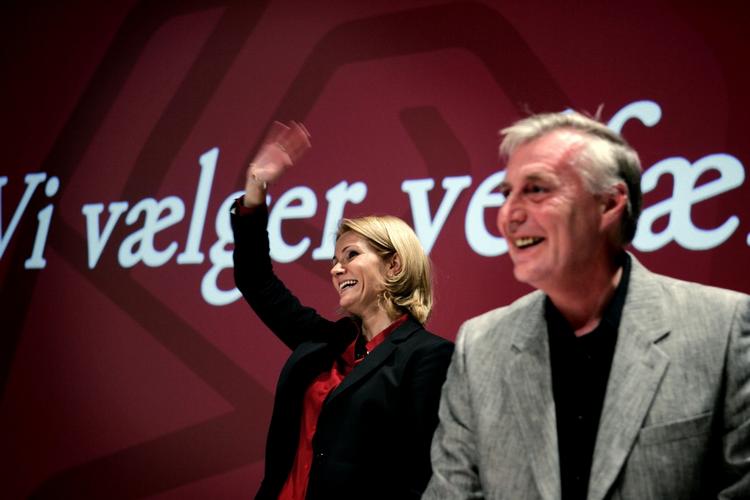 LØNHOP. Transportminister Henrik Dam Kristensen - her fotograferet med statsminister Helle Thorning Smith - vil have honorarerne til DSB's bestyrelse sat op. 
