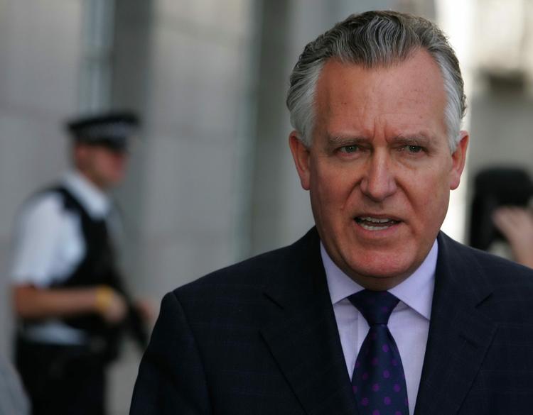 Den tidligere minister for Nordirland, Peter Hain, kan have fået sin telefion hacket af privatdetektiver, mener politiet. 