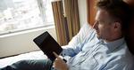 BREDBÅNDSSLUGER. Det er blandt andet tablets som denne, der er med til at suge kraften ud af hotellernes Wi-Fi-løsninger 