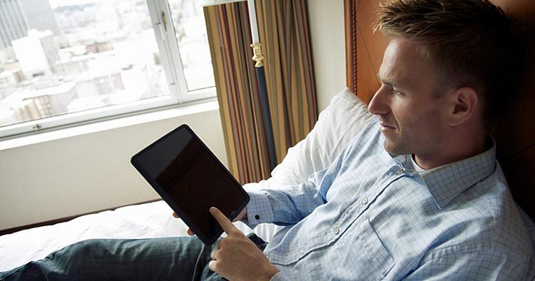 BREDBÅNDSSLUGER. Det er blandt andet tablets som denne, der er med til at suge kraften ud af hotellernes Wi-Fi-løsninger 