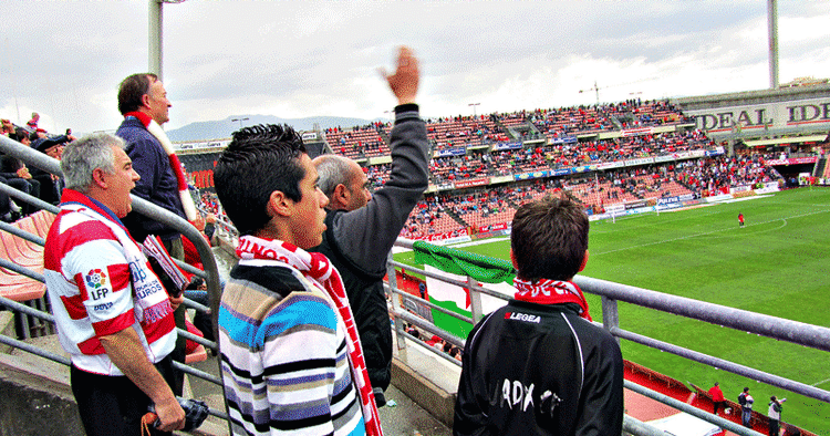 FEST. Sidste år rykkede CF Granada for første gang i årevis op i den spanske Primera Division. Byens fine stadion med plads til godt 22.000 er en intim og tæt ramme om hjemmekampene med forrygende stemning. Granada har samme ejer som italienske Udinese og flere spillere herfra. 