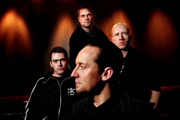 Thomas Bredahl (yderst til venstre) forlader det populære rockband Volbeat. 