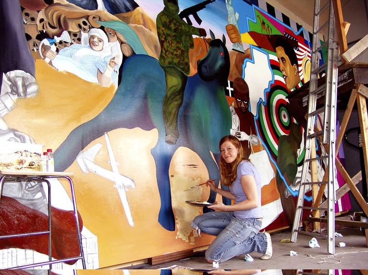 Lovligt. Nadia Plesner både maler  og arbejder aktivistisk ved blandt andet at sende containere med hospitalsudstyr til især Darfur. Den 29-årige dansker  bor i byen Winkel uden for Amsterdam, hvor hun studerer på Kunstakademiet Gerrit Rietveld. 