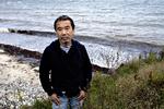 PÅ STRANDEN. Den japanske forfatter er ikke vild med at optræde offentligt, men sidste år lykkedes det at lokke ham til litteraturfest på Møn, hvor dette billede blev taget. 