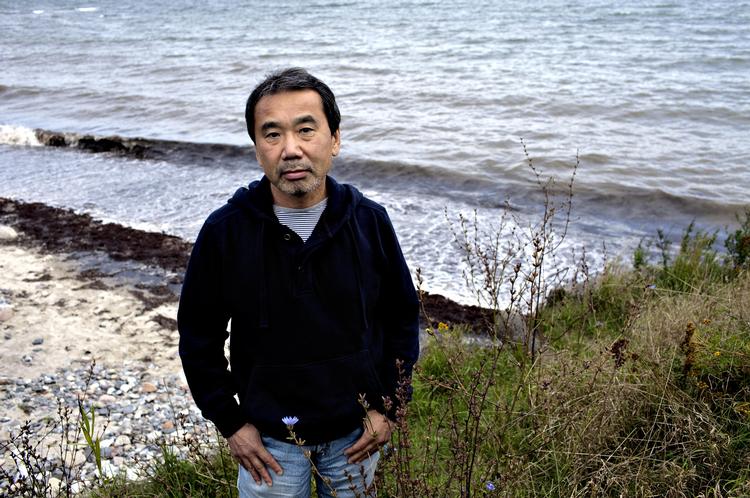 PÅ STRANDEN. Den japanske forfatter er ikke vild med at optræde offentligt, men sidste år lykkedes det at lokke ham til litteraturfest på Møn, hvor dette billede blev taget. 