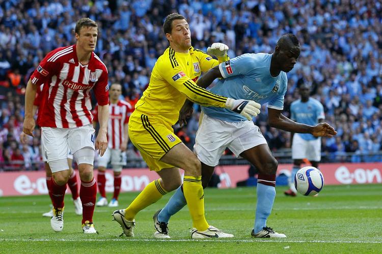 Kamp. Thomas Sørensen (i midten) er igen officielt førstevalg i Stoke. 