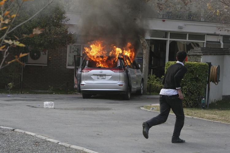 ILD. Iranske studerende har blandt andet kastet brandbomber mod Storbritanniens ambassade i Teheran. 