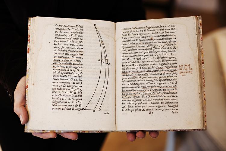 Farvel. Bogen, der blev vendepunktet for astronomen Tycho Brahes liv og for den empiriske videnskab som sådan, er solgt til en privat køber i Europa. Og Danmark kan sagtens undvære den, vurderer Kulturværdiudvalget. 