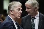 Ministerposter. Villy Søvndal har haft sin debut i Bruxelles, men til gengæld vil han ikke snakke om bus- og togpriser herhjemme. 