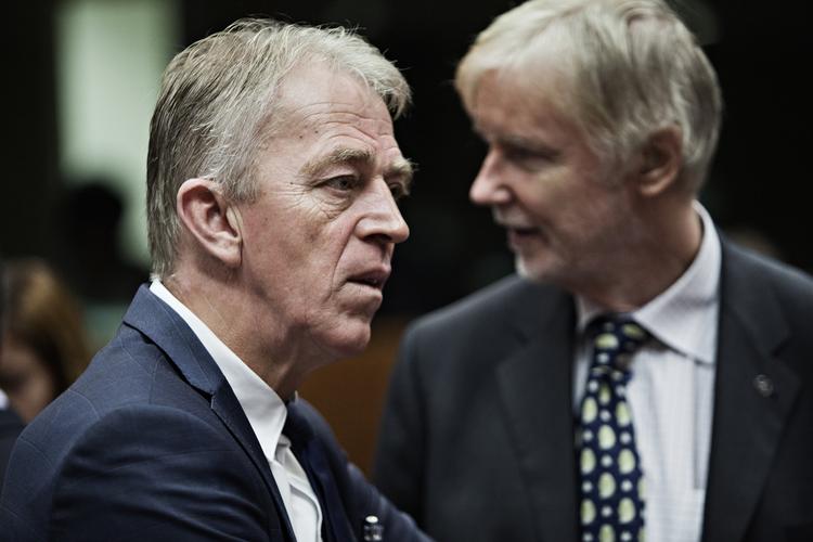 Ministerposter. Villy Søvndal har haft sin debut i Bruxelles, men til gengæld vil han ikke snakke om bus- og togpriser herhjemme. 