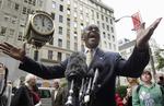 Nedtur. Herman Cain var hurtigt ude i medierne og afvise, at han skulle have haft en 13 år lang affære, men hans præsidentdrøm hænger i en umanerlig tynd tråd. 