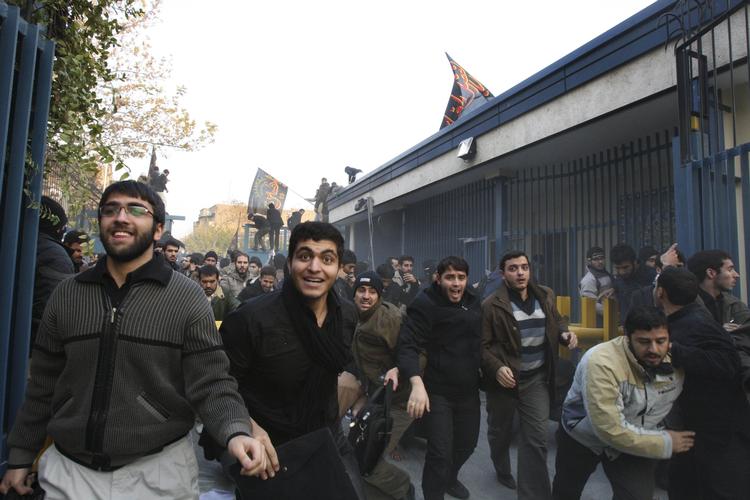 STORMLØB. Iranske studerende er utilfredse med Storbritanniens nye sanktioner mod Iran. 