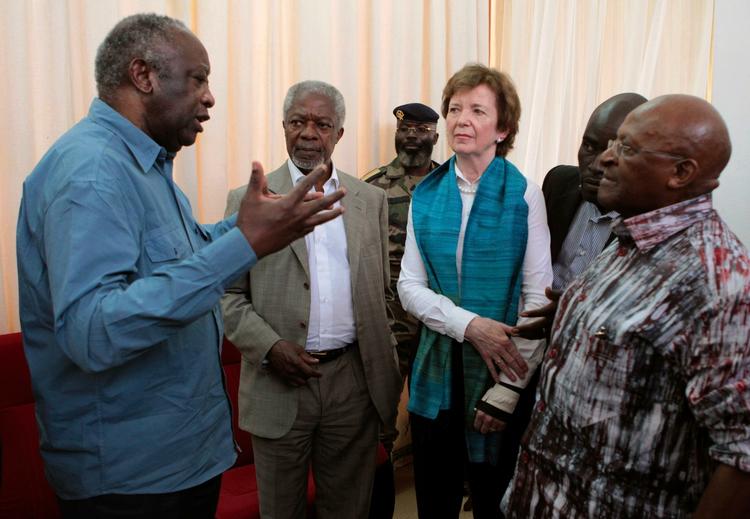 Anholdt. Laurent Gbagbo ses sammen med blandt andre FN's generalsekretær, Kofi Annan, efter at eks-præsidenten blev anholdt tidligere i år. 
