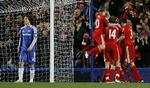 Stemningsskifte. David Luiz sender et bedende blik til de højere magter, mens Liverpools spillere jubler over Maxi Rodriguez' føringsmål. 