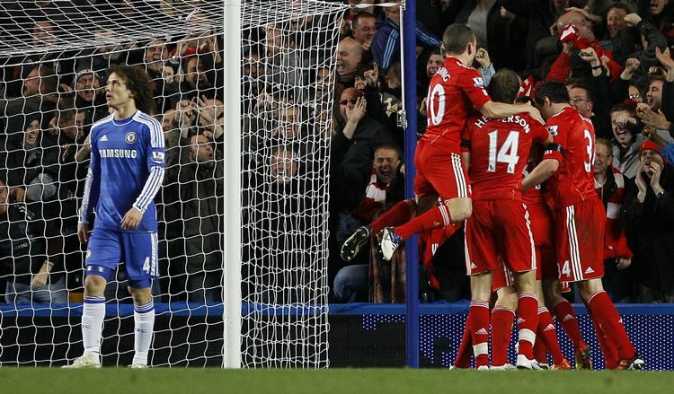 Stemningsskifte. David Luiz sender et bedende blik til de højere magter, mens Liverpools spillere jubler over Maxi Rodriguez' føringsmål. 