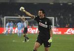 Point. Juve-målmanden Gianluigi Buffon har i en lang karriere set og prøvet det meste. Alligevel kunne havde glæde sig vildt over udligningen til 3-3 i Napoli. 