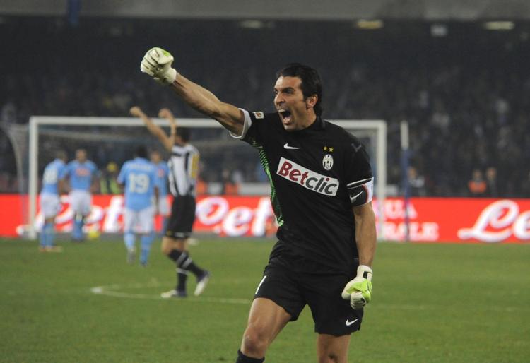Point. Juve-målmanden Gianluigi Buffon har i en lang karriere set og prøvet det meste. Alligevel kunne havde glæde sig vildt over udligningen til 3-3 i Napoli. 