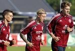Spin. Simon Kjær (i midten) var efter 2-1-sejren i EM-kvalifikationen ude med riven efter en flok journalister og sagde, at han var glad for at få lukket munden på den 'flok af fjolser'. 
