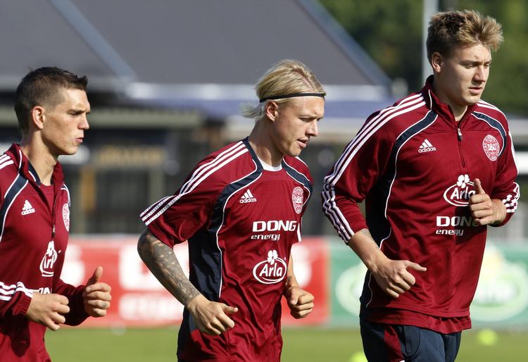 Spin. Simon Kjær (i midten) var efter 2-1-sejren i EM-kvalifikationen ude med riven efter en flok journalister og sagde, at han var glad for at få lukket munden på den 'flok af fjolser'. 