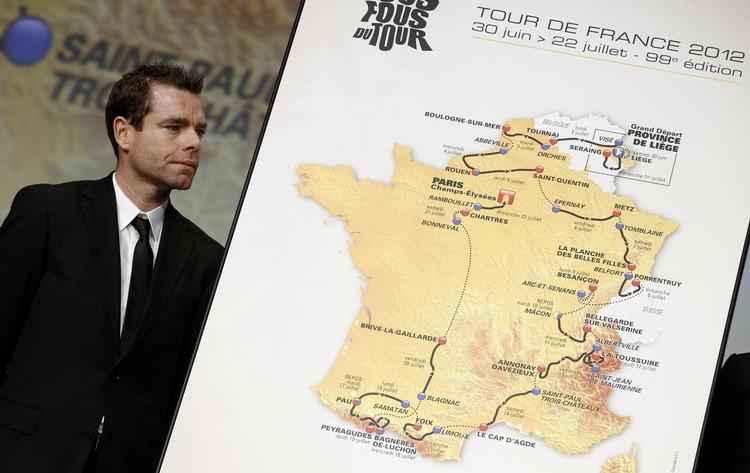 2012. Ruten næste sommer vurderes af rivalen Alberto Contador som værende 'perfekt' for Cadel Evans (t.v.). 