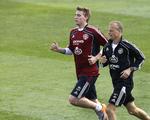 Toptræner. Jens Bangsbo (t.h.) har i flere omgange været tilknyttet det danske landshold som fysisk træner og var i den egenskab for eksempel med til VM i Sydafrika sidste år. Her havde han blandt andre Nicklas Bendtner under behandling. 