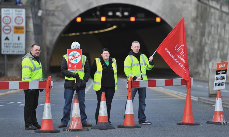 strejke. Medlemmer af fagforeningen blokerer indgangen til Birkenhead Tunnel i nærheden af Liverpool. 