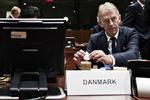 Tomrum. Villy Søvndal rejser verden rundt - men hjemme i SF er der slingrekurs. 