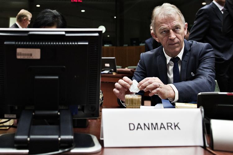 Tomrum. Villy Søvndal rejser verden rundt - men hjemme i SF er der slingrekurs. 