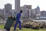 Bæredygtighed. Kommunalarbejder rydder op i Durban under COP17. 