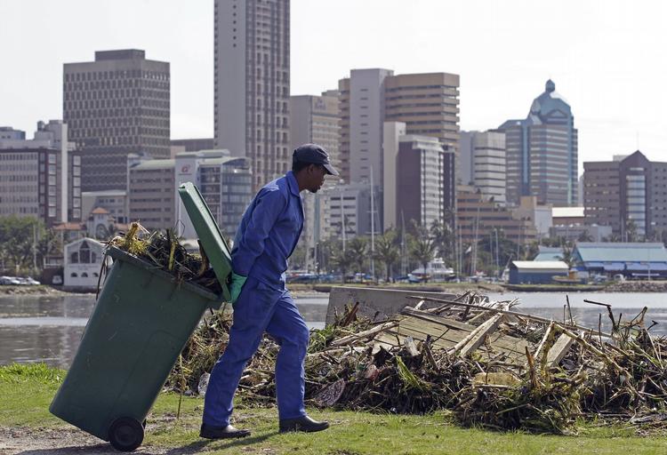 Bæredygtighed. Kommunalarbejder rydder op i Durban under COP17. 