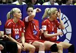 blodfattigt. Skuffede Trine Troelsen, Kamilla Kristensen og Mette Melgaard på bænken under nedturen mod Rumænien. 